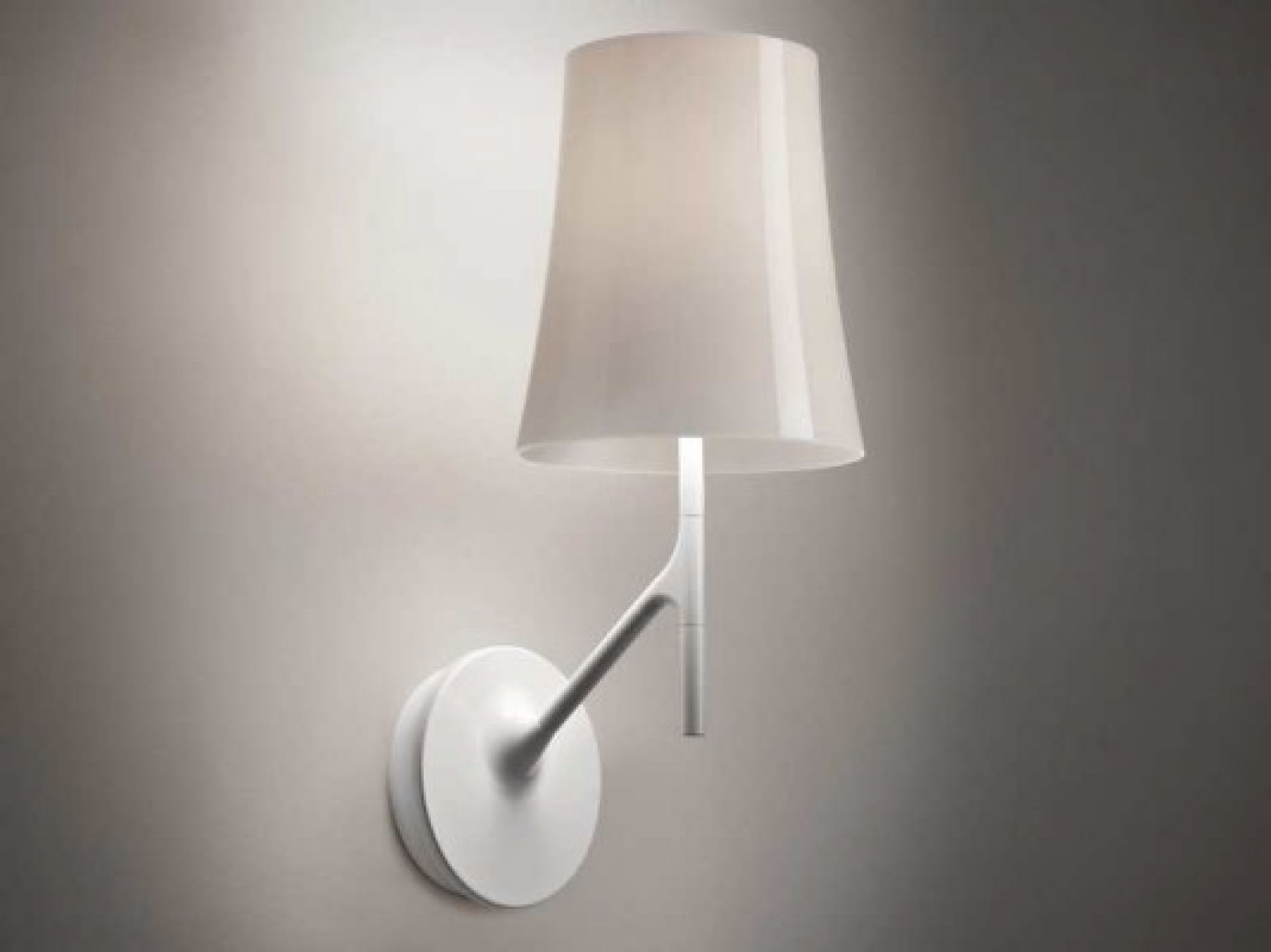 Weiße Birdie Wandleuchte von Foscarini mit Schirm und Wandhalterung, modernes Design für Innenräume.